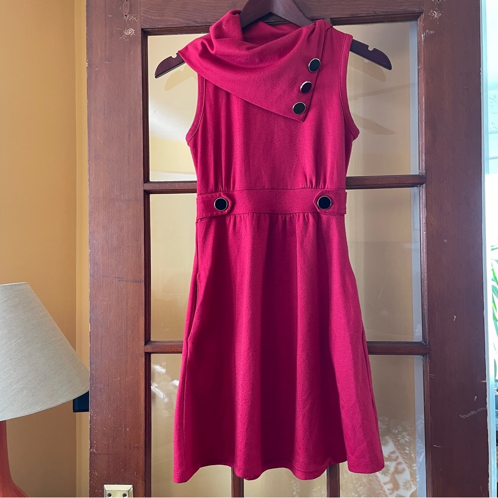 Cozy dress with button accents and pockets